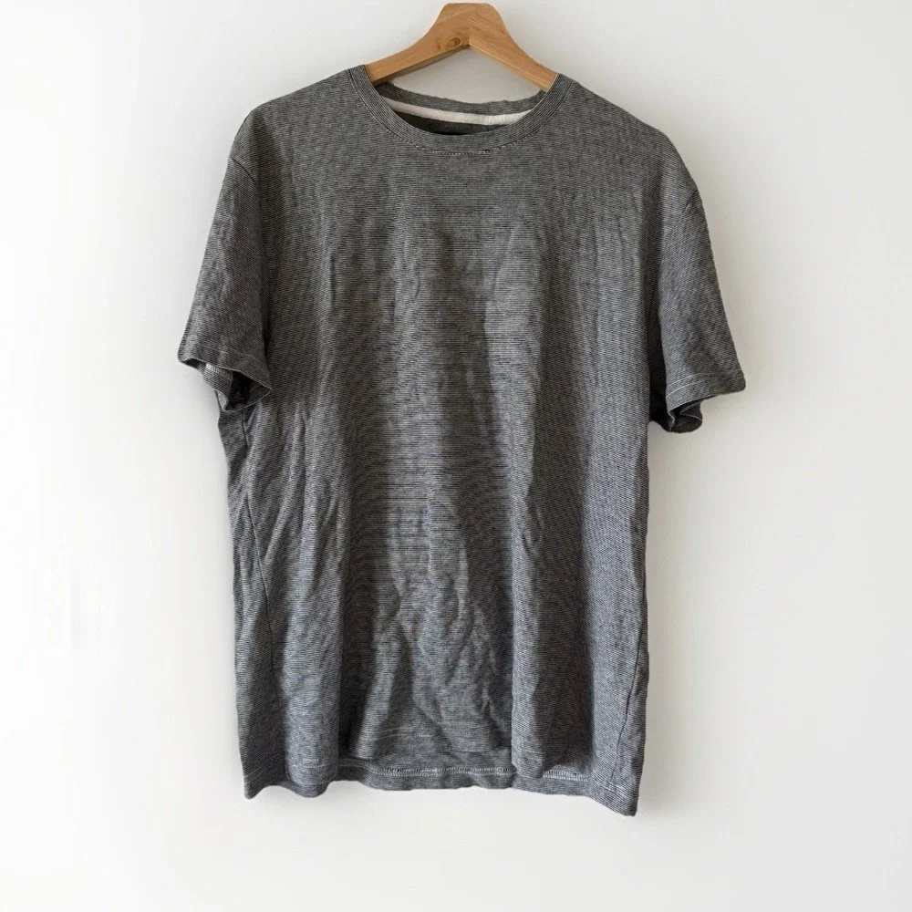 Banana Republic Men's Dress Crew‎ T Shirt Tee Size Large Gray Striped Minimalist